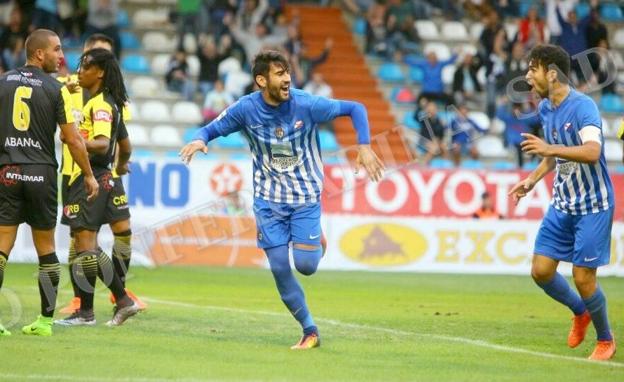 Los jugadores de la Ponferradina celebran el primer gol.