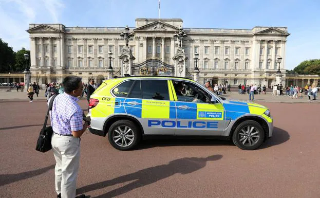 Un coche de policía delante del Palacio de Buckingham.