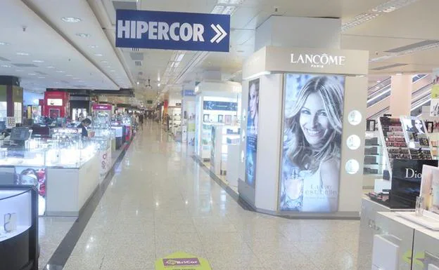 Imagen de un cartel anunciando el acceso a Hipercor.