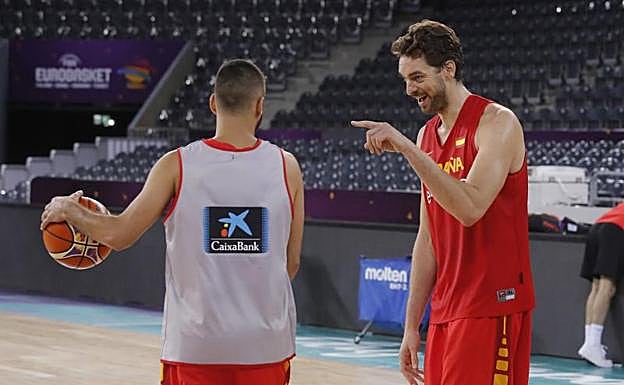 Pau Gasol (d) se ríe con su hermano Marc durante un entrenamiento en Cluj. 