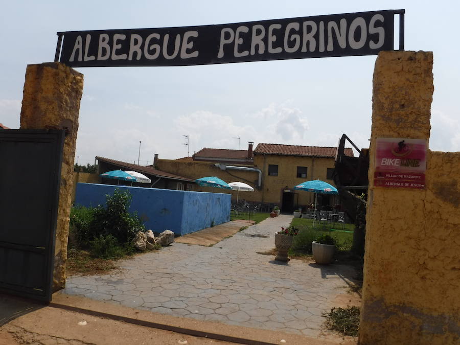 Imagen principal - De arriba a abajo.. Entrada al albergue de Jesús, en Villar de Mazarife. Camino entre Fresno y Oncina de la Valdoncina y bifurcación entre el Camino francés y la Ruta alternativa a la altura de La Virgen del Camino 