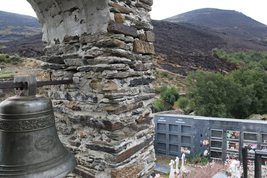 El fuego rodeó el pueblo de Santa Eulalia de La Cabrera. 