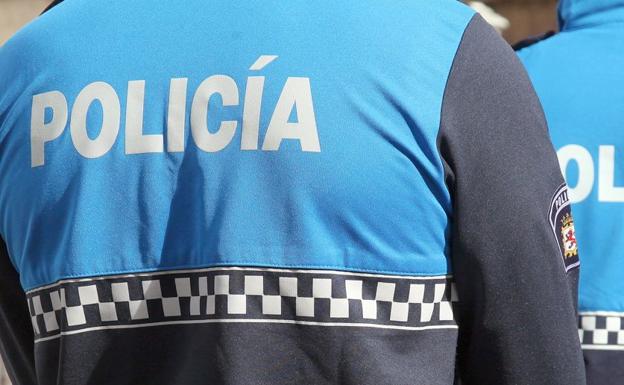Agentes de la Policía Local de León durante una patrulla.