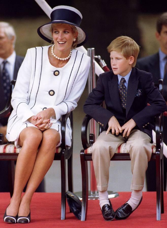 La princesa de Gales y su hijo Enrique, el 19 de agosto de 1995 durante un acto institucional en Londres.