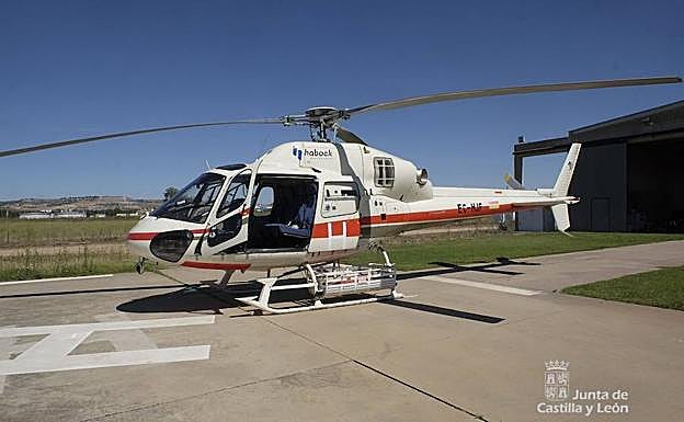 Helicóptero dispuesto a salir para ayudar a extinguir un incendio.