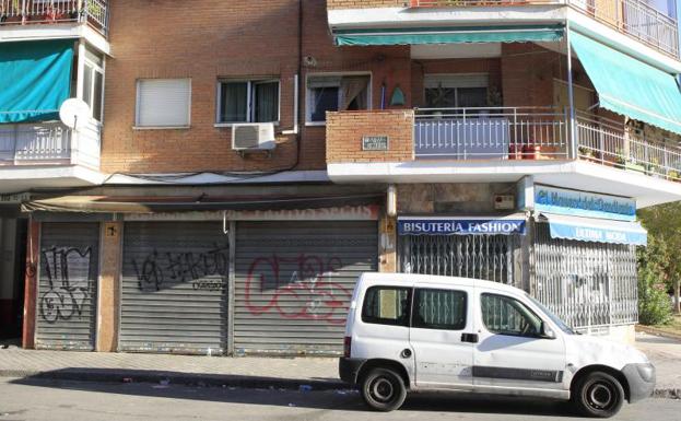 Fachada de la tienda de alimentación china donde murió el niño.