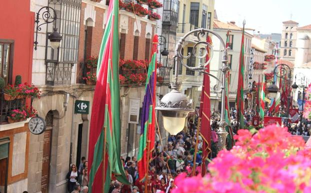 Desfile de pendones por la calle Ancha.