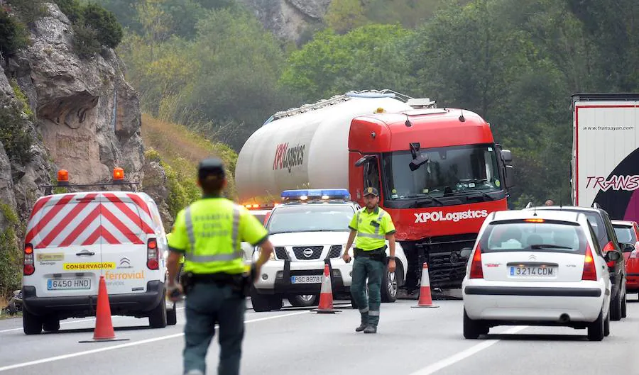 Accidente entre un camión y un turismo en Burgos