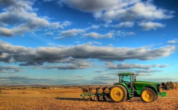 Un agricultor en una jornada laboral.