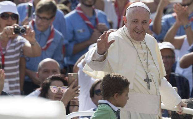 El papa Francisco saluda a sus fieles. 