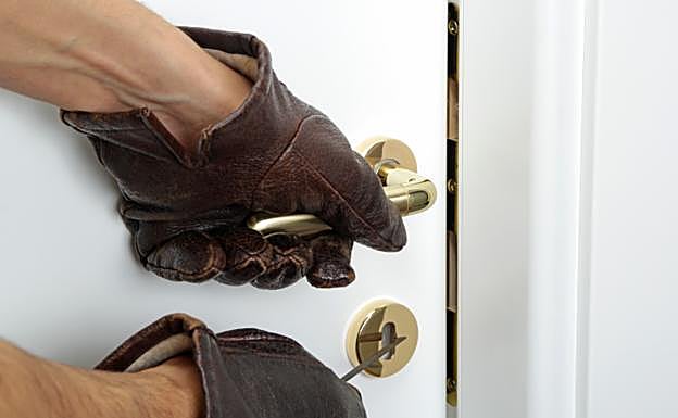 La pareja está acusada del robo de 13 viviendas, once ocupadas por ciudadanos chinos. 