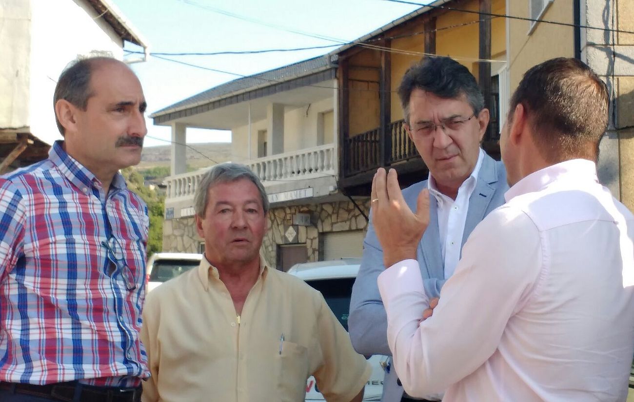 El presidente de la Diputación de León visita el municipio de Encinedo para conocer los daños ocasionados por el incendio en La Cabrera