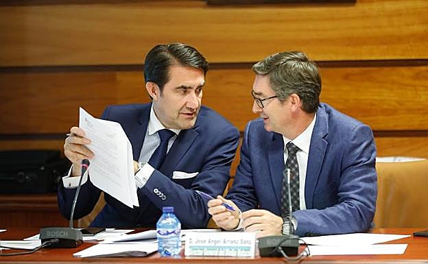 El consejero de Fomento y Medio Ambiente, Juan Carlos Suárez-Quiñones, preside la reunión de la Mesa del Lobo de Castilla y León