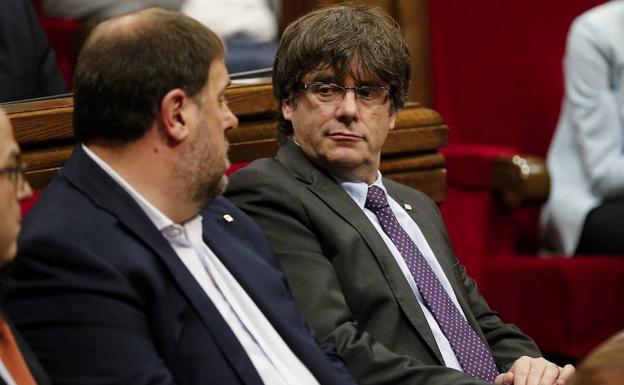 Puigdemont (d) mira a Junqueras. 