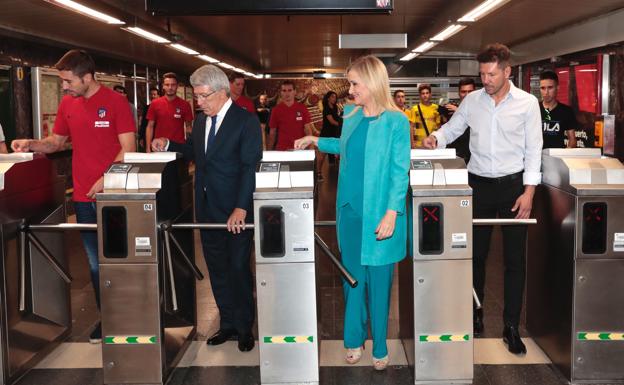 Enrique Cerezo, junto a Cristina Cifuentes, Gabi (i) y Simeone (d) en el Metro de Metropolitano. 