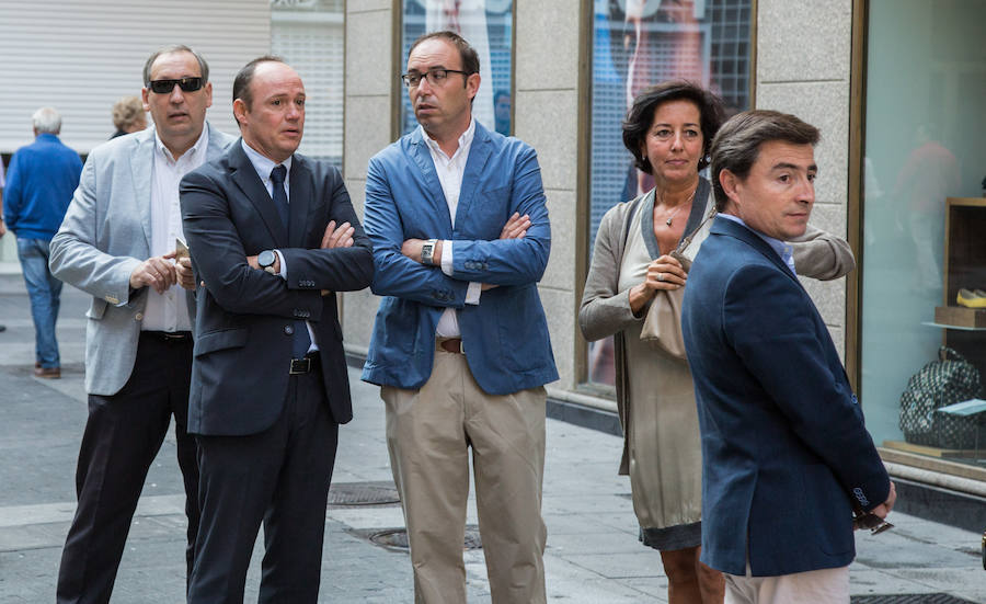 Numerosos políticos y ciudadanos acuden al funeral por el dirigente vallisoletano en la iglesia de Santiago Apóstol de su ciudad