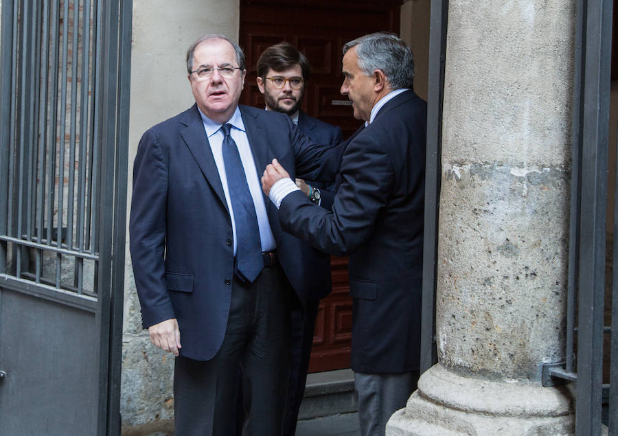 Numerosos políticos y ciudadanos acuden al funeral por el dirigente vallisoletano en la iglesia de Santiago Apóstol de su ciudad