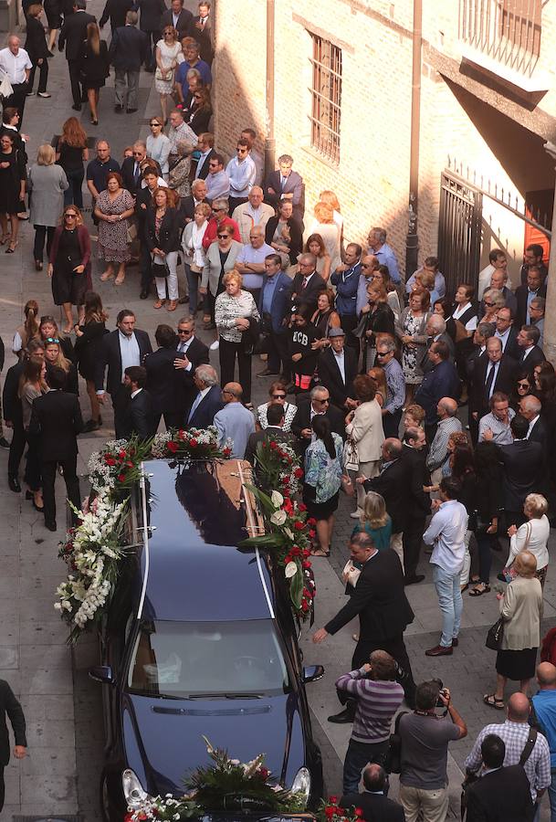 Numerosos políticos y ciudadanos acuden al funeral por el dirigente vallisoletano en la iglesia de Santiago Apóstol de su ciudad