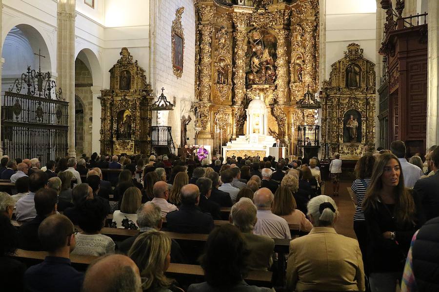 Numerosos políticos y ciudadanos acuden al funeral por el dirigente vallisoletano en la iglesia de Santiago Apóstol de su ciudad