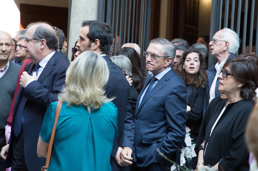 Numerosos políticos y ciudadanos acuden al funeral por el dirigente vallisoletano en la iglesia de Santiago Apóstol de su ciudad