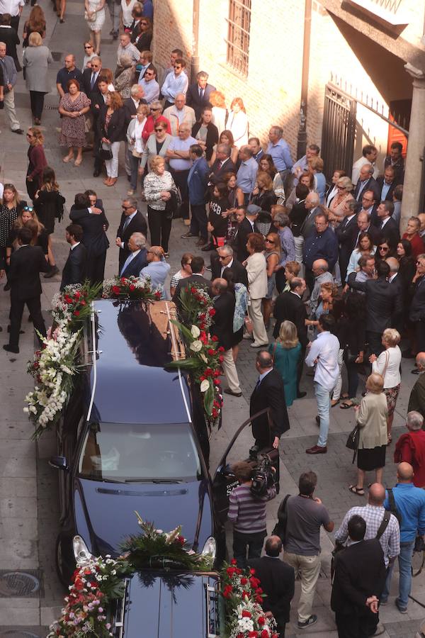 Numerosos políticos y ciudadanos acuden al funeral por el dirigente vallisoletano en la iglesia de Santiago Apóstol de su ciudad