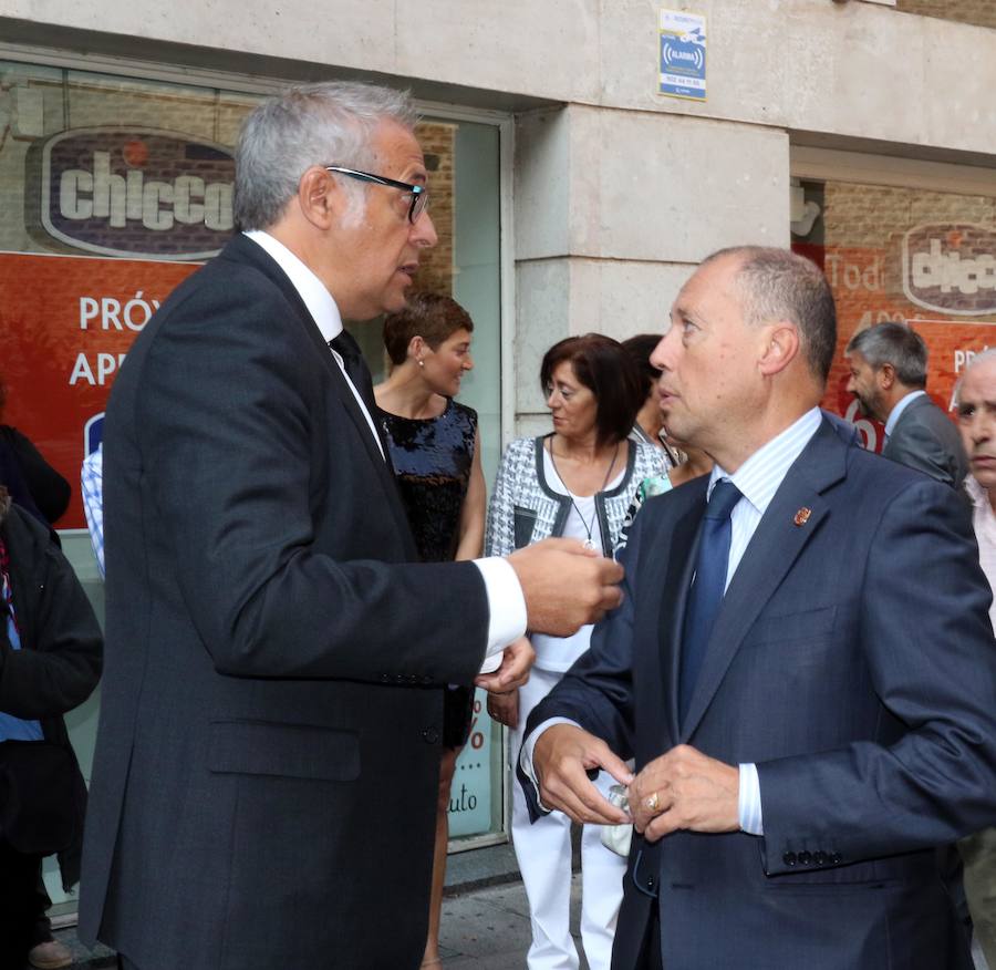 Numerosos políticos y ciudadanos acuden al funeral por el dirigente vallisoletano en la iglesia de Santiago Apóstol de su ciudad