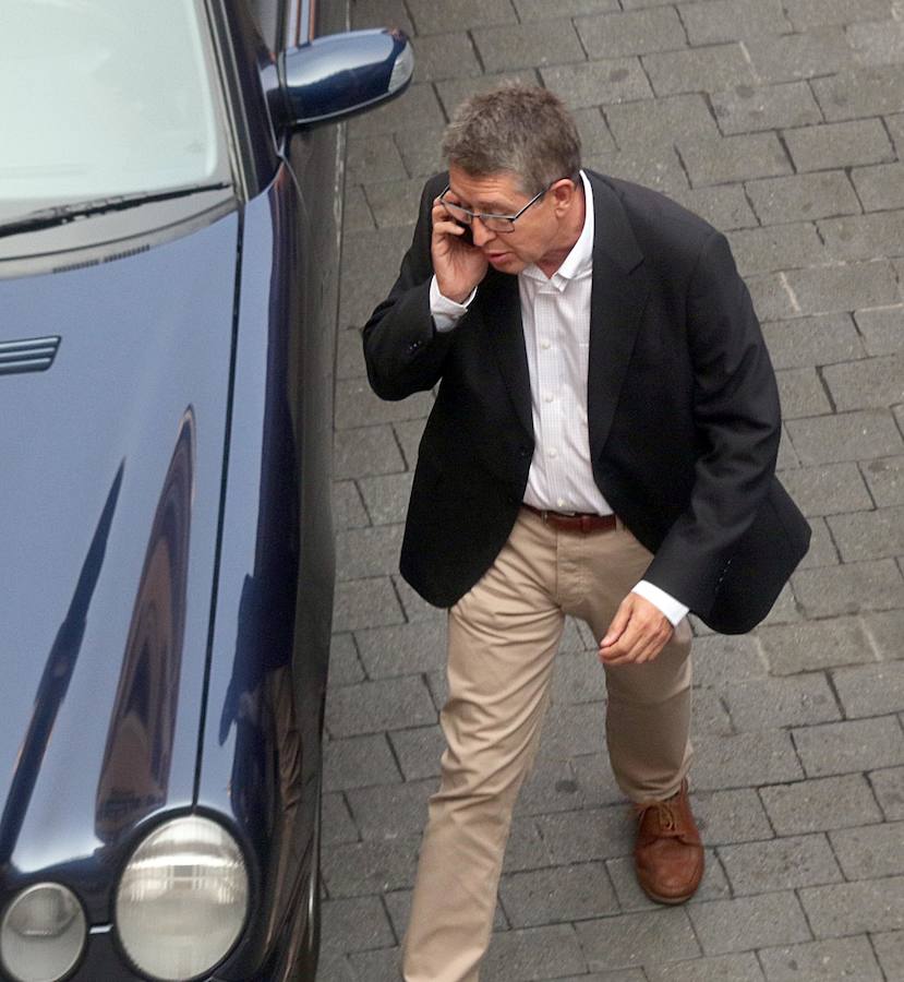 Numerosos políticos y ciudadanos acuden al funeral por el dirigente vallisoletano en la iglesia de Santiago Apóstol de su ciudad