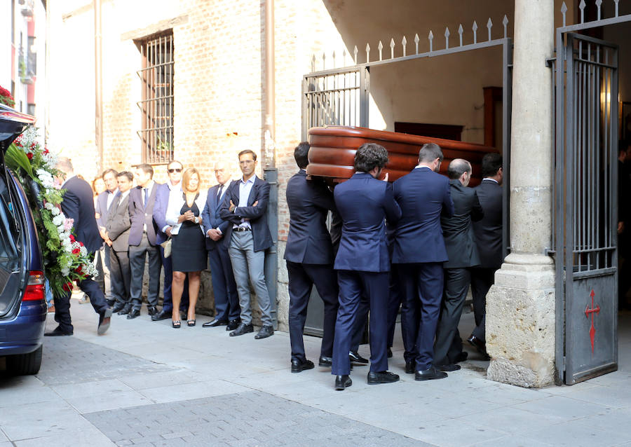 Numerosos políticos y ciudadanos acuden al funeral por el dirigente vallisoletano en la iglesia de Santiago Apóstol de su ciudad