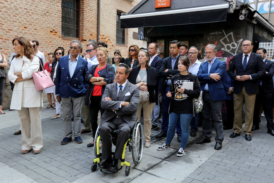 Numerosos políticos y ciudadanos acuden al funeral por el dirigente vallisoletano en la iglesia de Santiago Apóstol de su ciudad