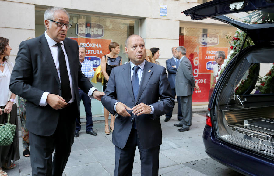 Numerosos políticos y ciudadanos acuden al funeral por el dirigente vallisoletano en la iglesia de Santiago Apóstol de su ciudad