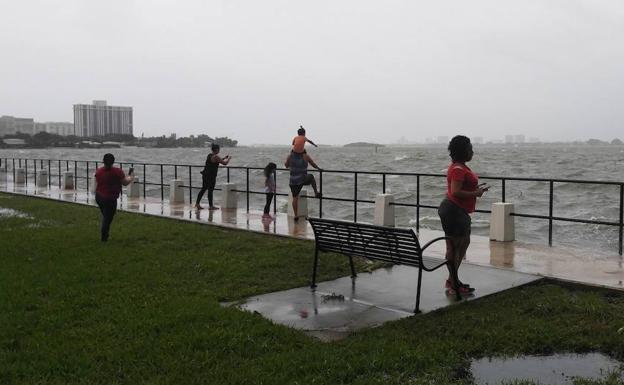 Gente observa en uno de los puertos de Miami. 
