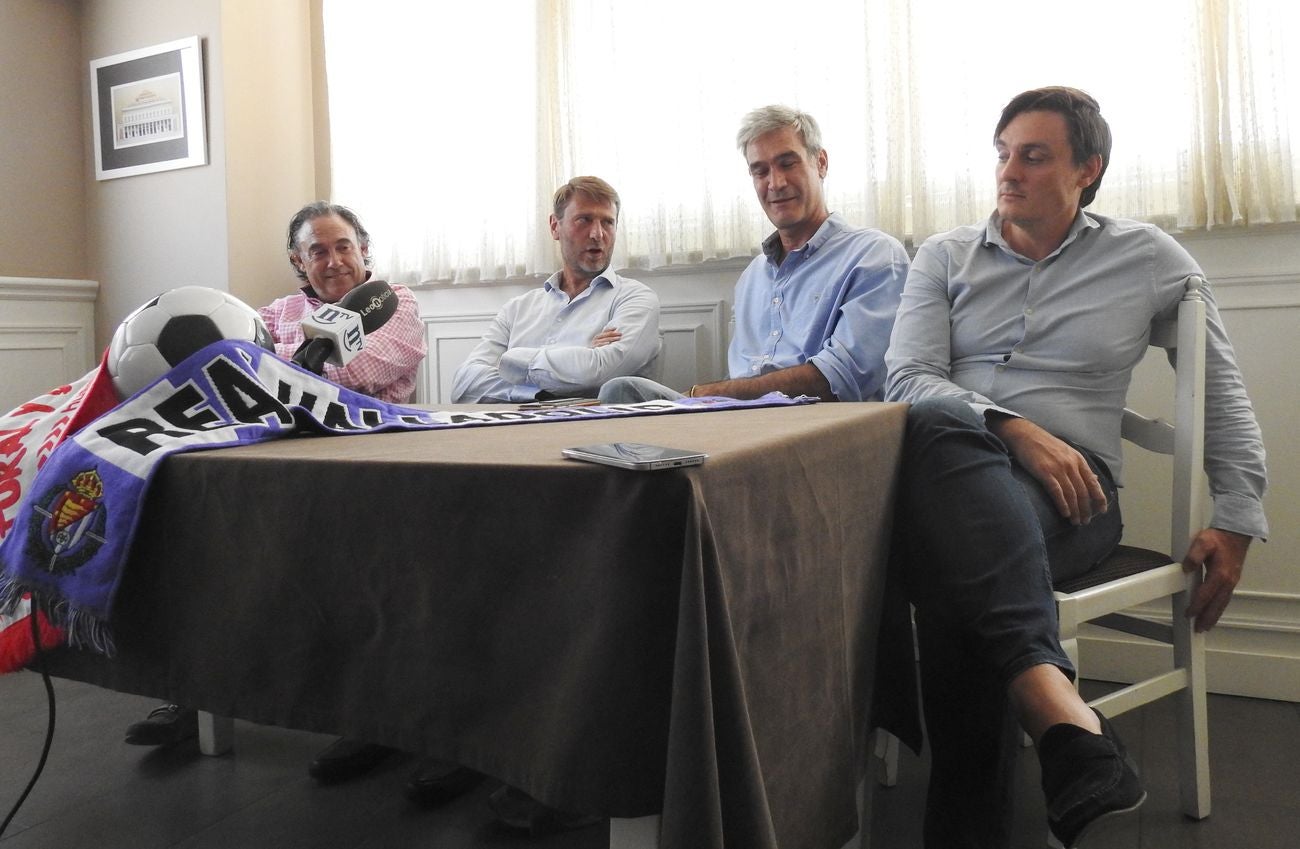 leonoticias y El Norte citan en la misma mesa a los responsables de Cultural y Valladolid. Antonio Martín, José Lasa, Felipe Llamazares, por la Cultural, y Carlos Suáres, presidente del Valladolid, conversan sobre el encuentro de este domingo