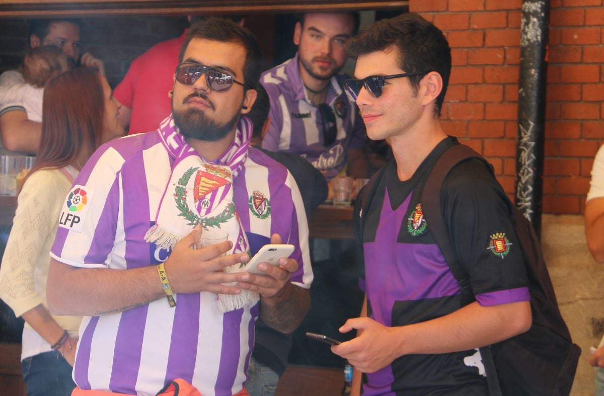 Colorido y buen ambiente en la previa del derbi