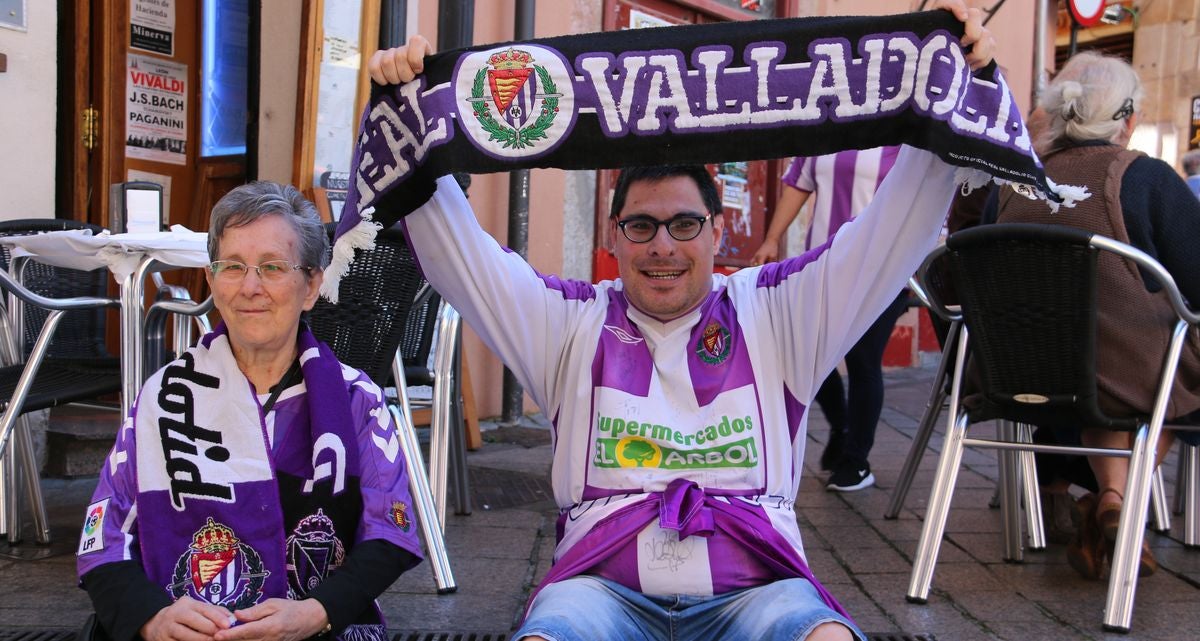 Colorido y buen ambiente en la previa del derbi