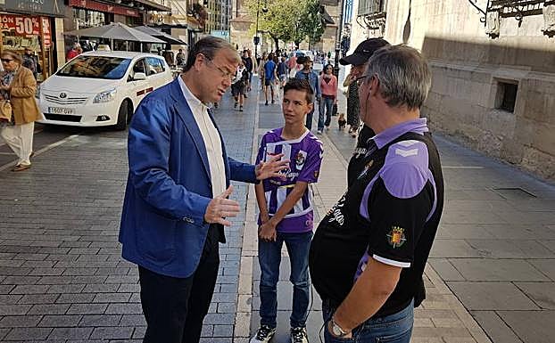 Imagen. Silván conversa con aficionados del Real Valladolid.