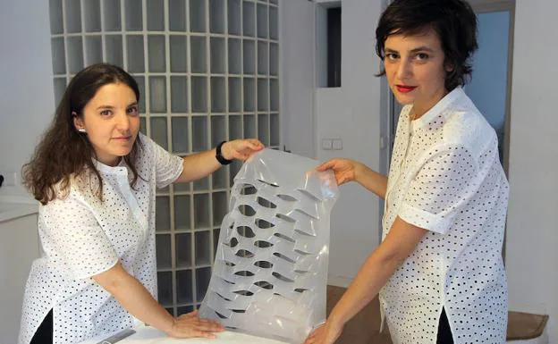 Las diseñadoras Raquel Buj y Elena Zapico, ganadoras del certamen Samsung Ego Innovation Project.