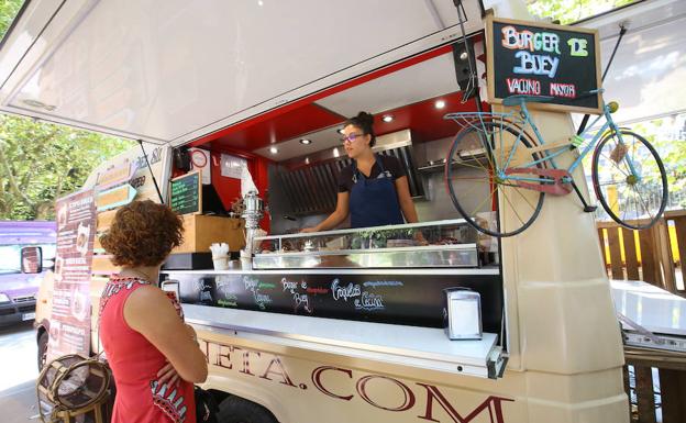 Una de las foodtrucks participantes en las fiestas de La Encina de Ponferrada.