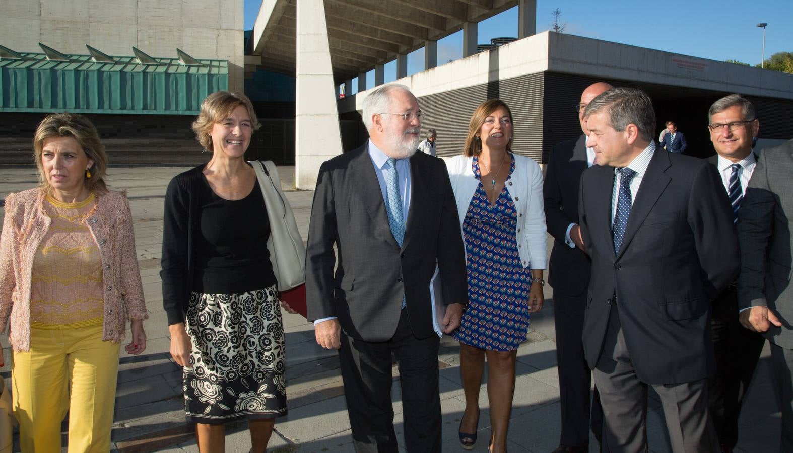 El comisario europeo de Acción por el Clima y Energía, Miguel Arias Cañete, y la ministra de Agricultura, Ganadería, Pesca y Medio Ambiente, Isabel García Tejerina, inauguran la jornada