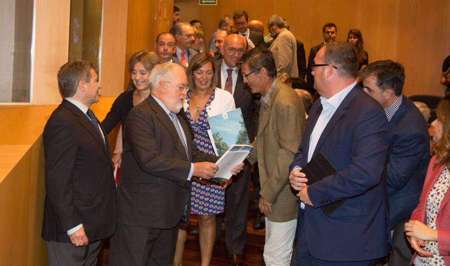 El comisario europeo de Acción por el Clima y Energía, Miguel Arias Cañete, y la ministra de Agricultura, Ganadería, Pesca y Medio Ambiente, Isabel García Tejerina, inauguran la jornada