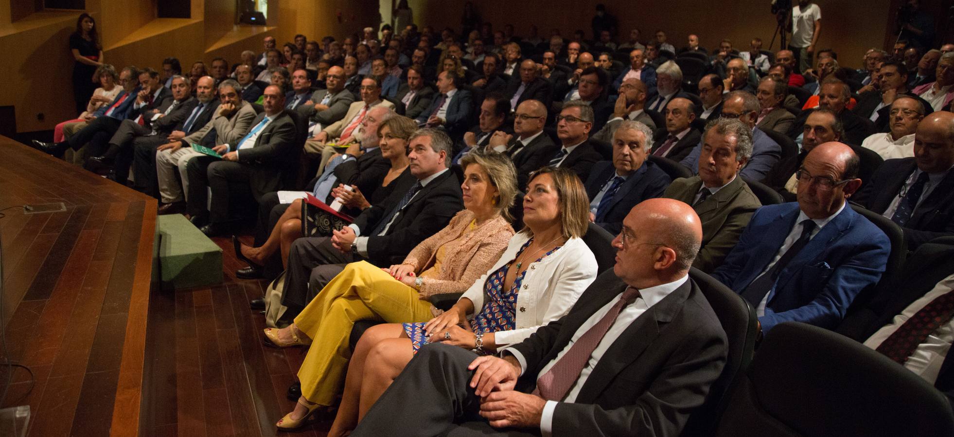 El comisario europeo de Acción por el Clima y Energía, Miguel Arias Cañete, y la ministra de Agricultura, Ganadería, Pesca y Medio Ambiente, Isabel García Tejerina, inauguran la jornada