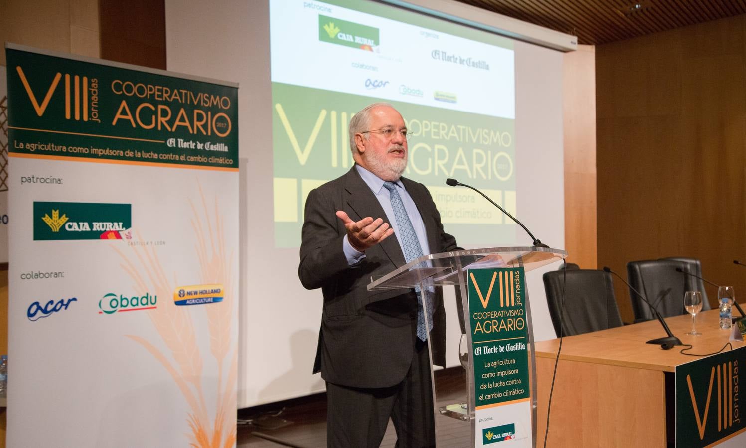 El comisario europeo de Acción por el Clima y Energía, Miguel Arias Cañete, y la ministra de Agricultura, Ganadería, Pesca y Medio Ambiente, Isabel García Tejerina, inauguran la jornada