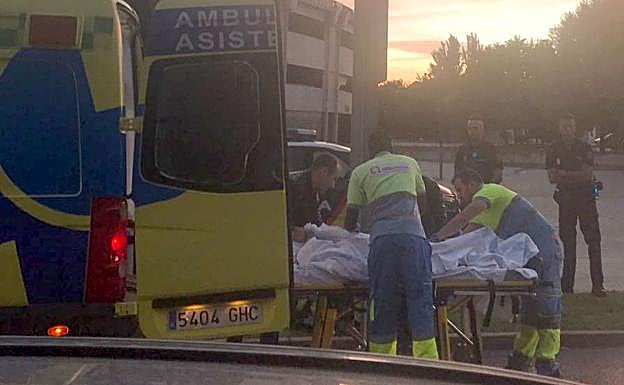 Equipos de emergencias atendiendo al aficionado. 