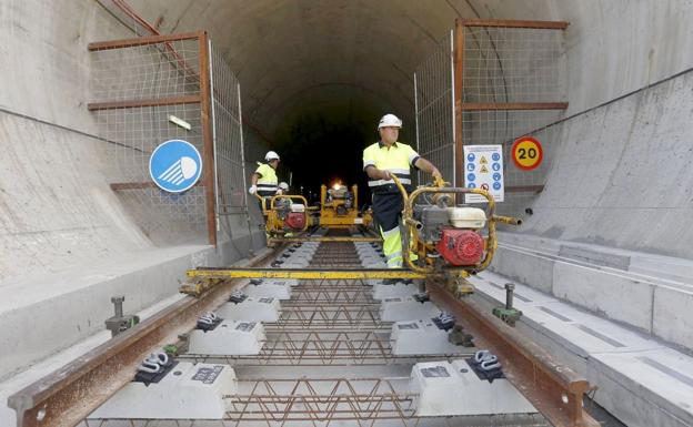 Imagen de trabajados en el interior de los macrotúneles.