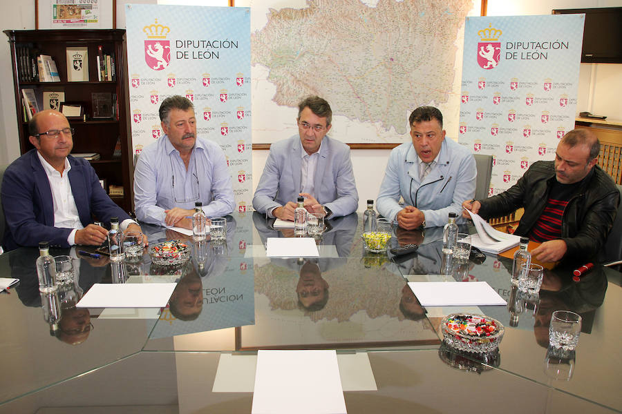 Momento previo a la reunión mantenida en la Diputación. 