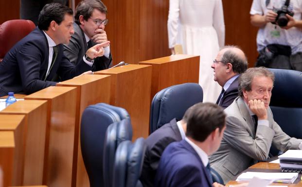 Carriedo, Mañueco y Herrera conversan en un pleno.