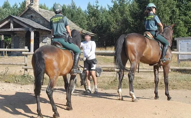 Agentes de la Guardia Civil a caballo.