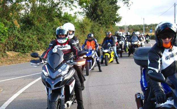 Imagen principal - El motoclub La Virgen del Camino toca el cielo con la octava edición de la Ruta de Los Puertos
