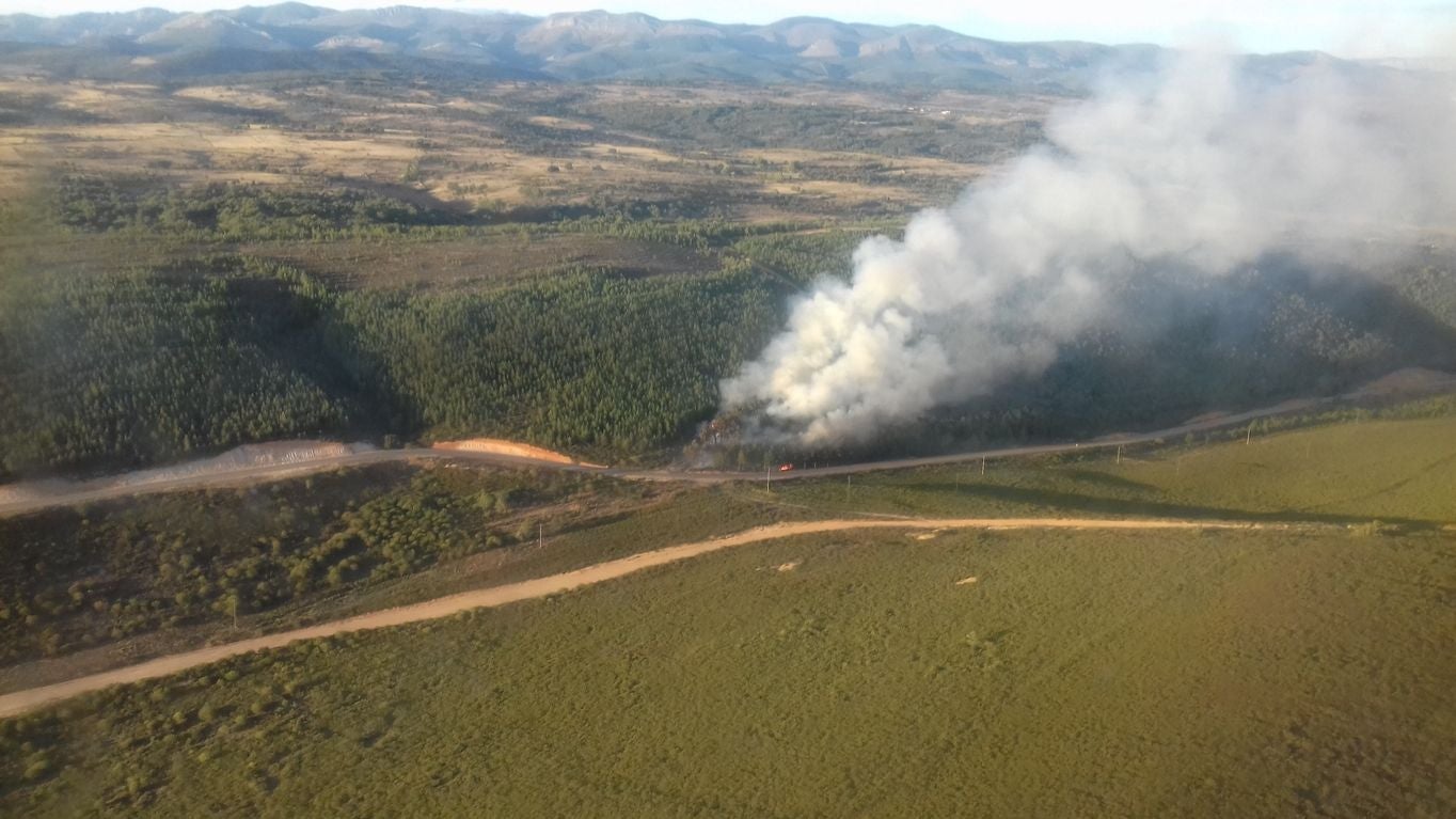 Un incendio provocado y con siete focos alarma a Santa María de Ordás