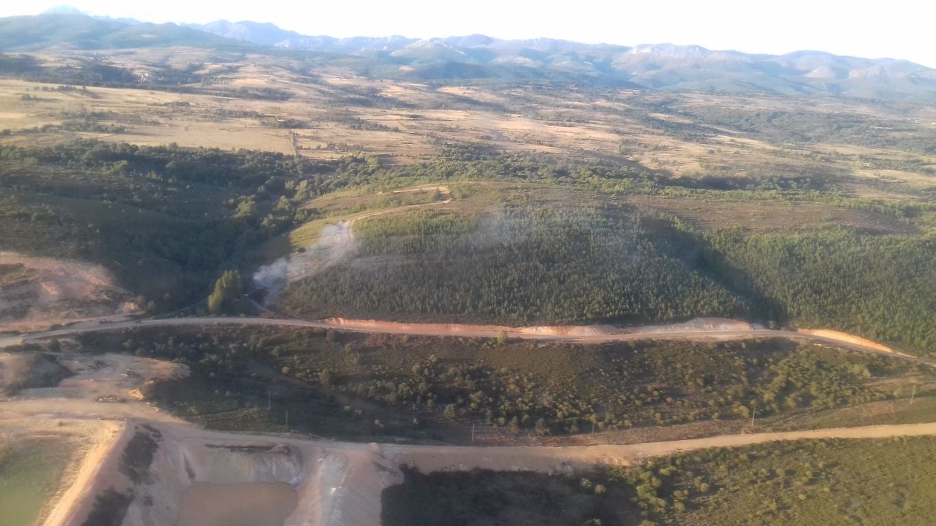 Un incendio provocado y con siete focos alarma a Santa María de Ordás