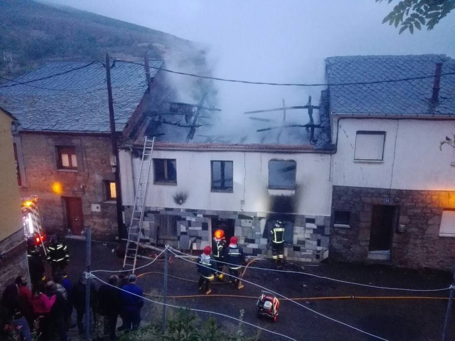 Un fuego calcina una casa en Quintana de Fuseros